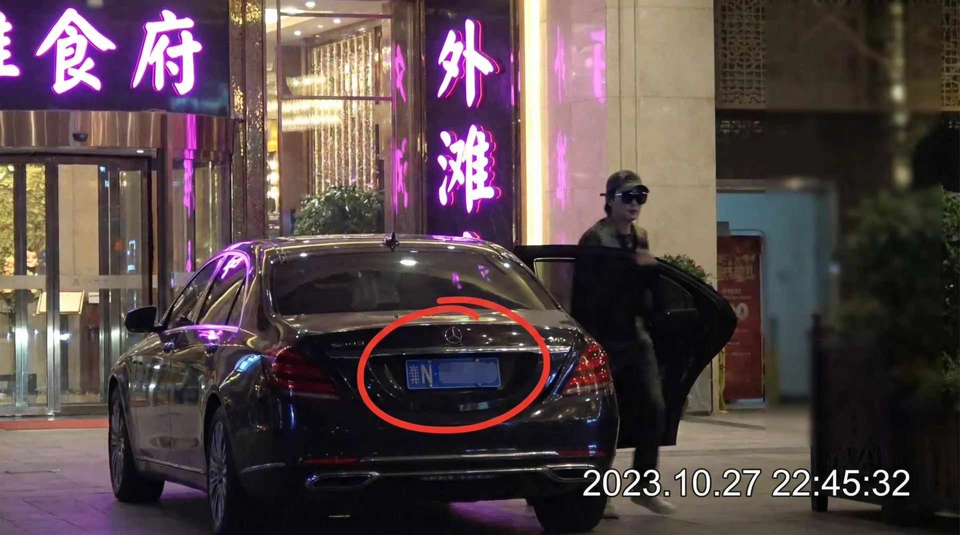 51视频 - 每日更新推荐，热门内容一站查看 - 豪车餐厅外偷拍